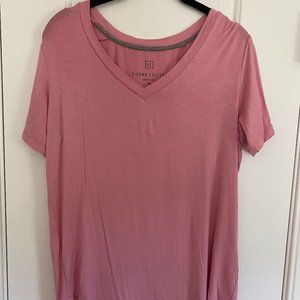 Vienna Couture Essential Tee V Neck in Pink